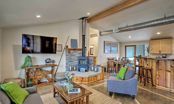Blue Lake Casa | ¡NUEVO! Área de Arcata Inicio con patio, 10 millas a la costa