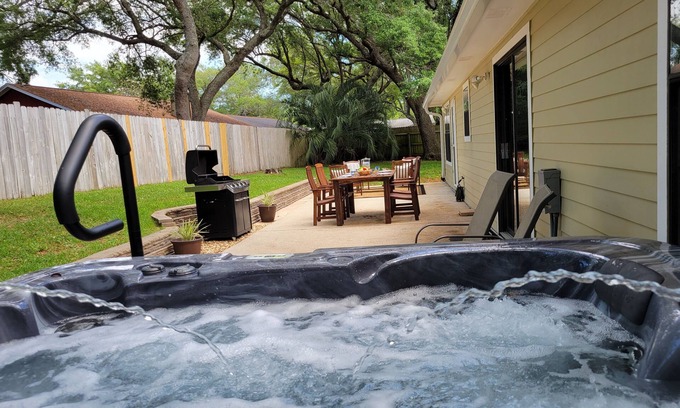 Gulf Breeze Casa | Coastal Stay ~ Hot Tub, Minutes to Beach, Bay Access