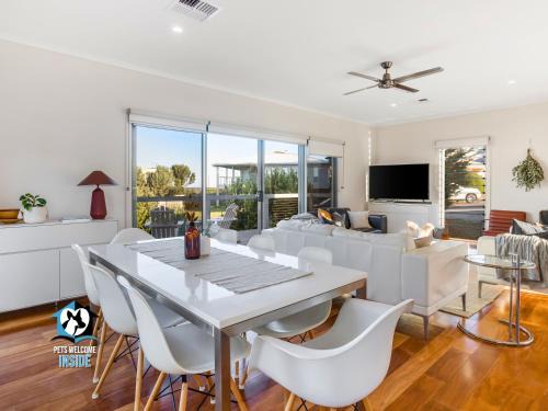 Middleton Casa | Coastal Style Pavilion House, Sea Views, Big Decks - one street from beach-Duney