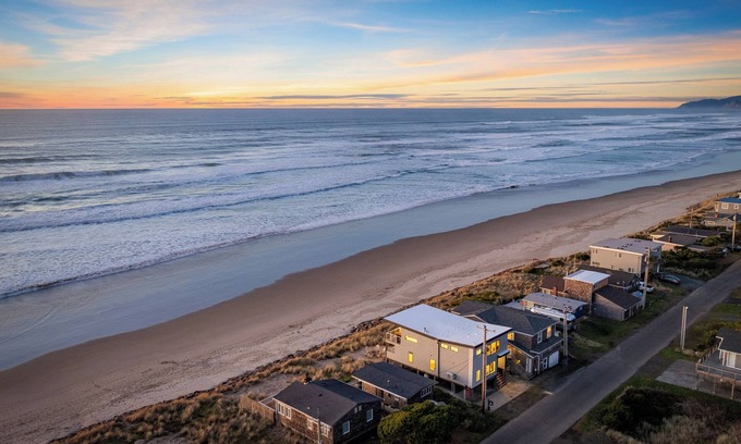 Rockaway Beach Casa | Coastal Tech Escapes | Rockaway Beach Retreats