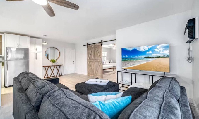 Coral Ridge Apartamento | Coastal unit! .5 miles to Beach!