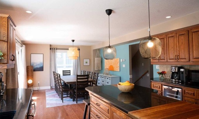 Southampton Casa | Coastal Vibe Cottage, sleeps 10, 9 beds, 7-minute walk to beach & town