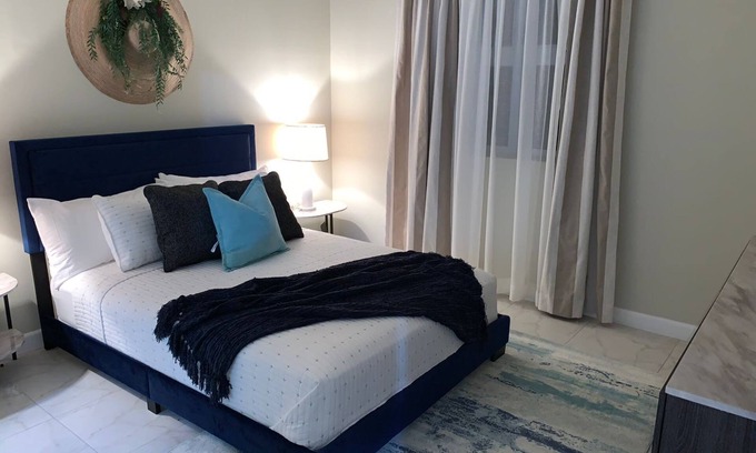 Beverly Hills Apartamento | Coastal Vibe High-Rise Luxury 2BR - 24HR Security