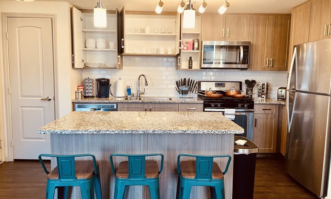 Camarillo Apartamento | Coastal vibes Ste☀2BR W/King Bd.WiFi.Pool. 25min-Beach