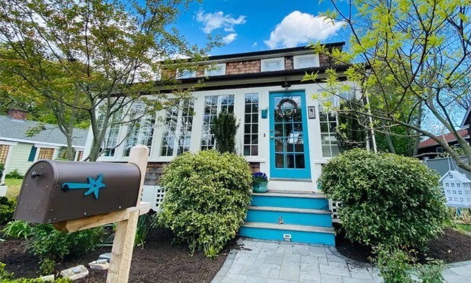 Barrington Casa | Coastal Waterview, BunkHouse, Hot Tub and Raft!