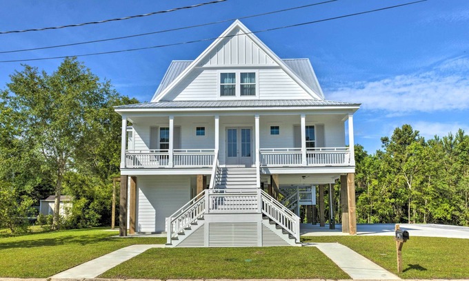 Waveland Casa | Coastal Waveland House 1/2 Block to Pub Beach