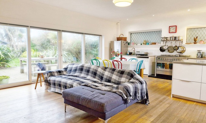 East Wittering Cabaña | Coastal - Wittering - an annexe that sleeps 6 guests in 3 bedrooms
