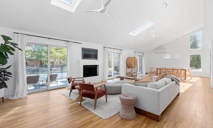 Northwest Harbor Casa | Coastal woods respite, walk to beach