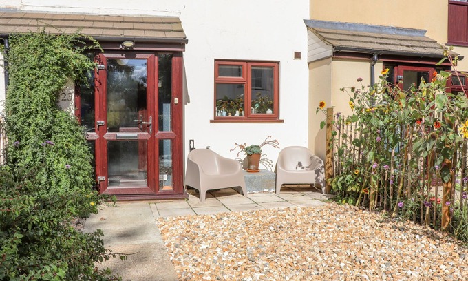 Rye Harbour Casa | COASTGUARD COTTAGE, pet friendly, with a garden in Rye Harbour