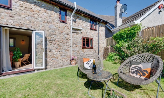 Scurlage Casa | Cob Cottage in the beautiful Swansea