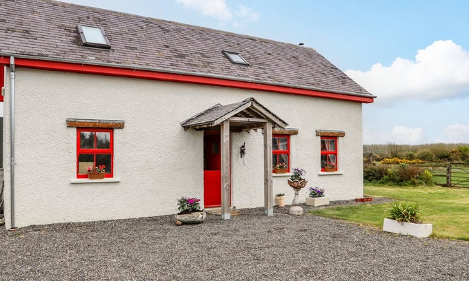 Kilmore Cabaña | COB COTTAGE, pet friendly, with a garden in Kilmore, County Wexford