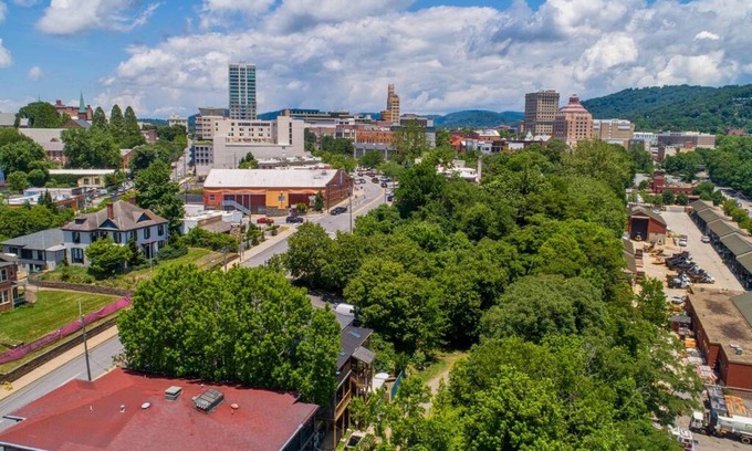 Downtown Asheville Apartamento | Cobalt Corner Dog Friendly Park Free Onsite