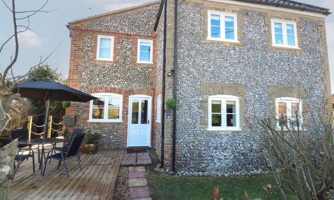 Great Ryburgh Cabaña | COBBLE COTTAGE, pet friendly, with open fire in Great Ryburgh