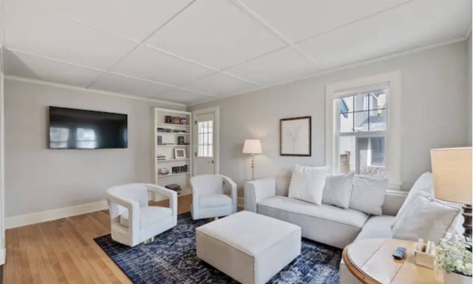 La Crosse Casa | Cobblestone Cottage, 4 Bedroom, centrally located