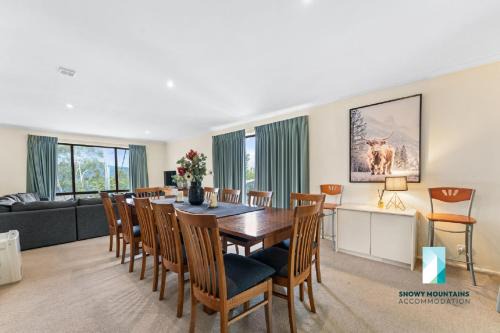 Jindabyne Casa | Cobbon Retreat - 5BR House l Pet Friendly l Large Fenced Backyard l WiFi l Great Location