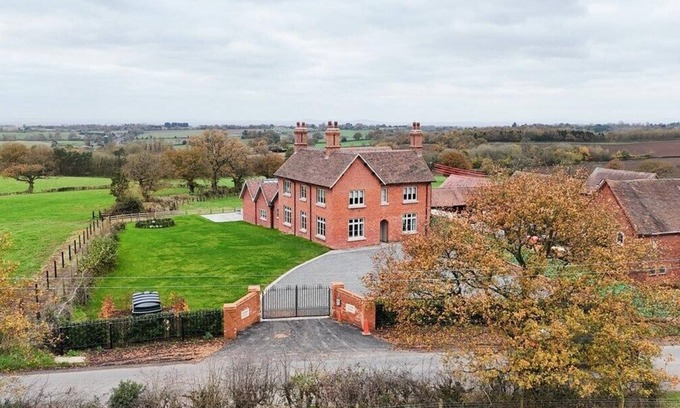Cleedownton Casa | Cobley Hill Farm - Sleeps 24