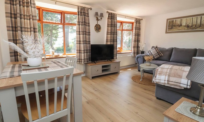 Overton-on-dee Cabaña | COCK BANK COTTAGE, pet friendly, with a garden in Bangor-On-Dee