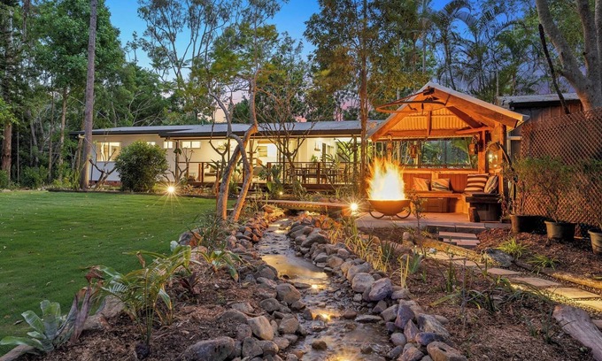 Wongawallan Casa | Cockatoo Cottage cosy creek retreat near theme parks and Mount Tamborine