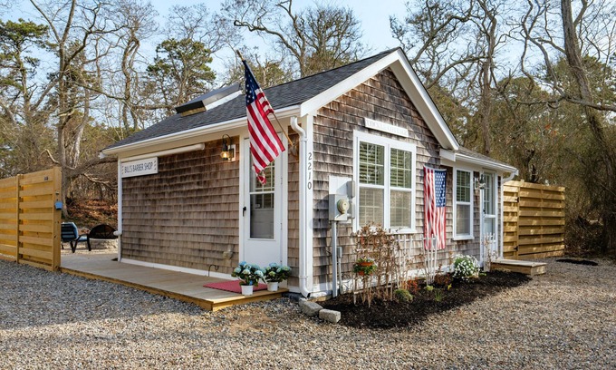 South Chatham Casa | Cockle Cottage - Renovated Chatham Cape House .9 Miles from Beach