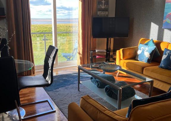 Llanelli Apartamento | CockleDora, A Luxury Ground Floor Beachfront Apartment