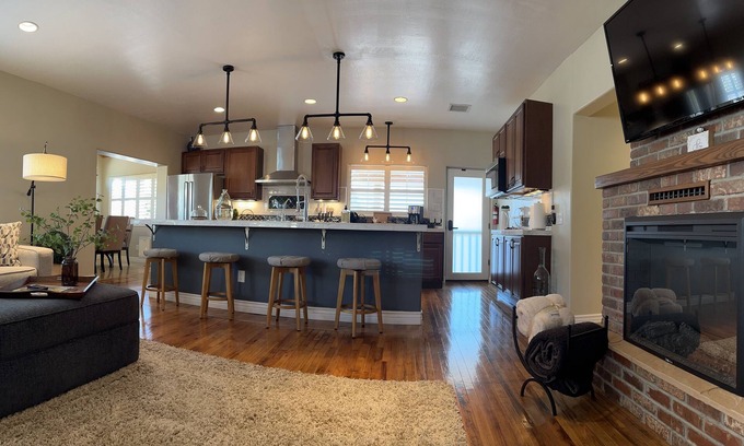 Cottonwood Casa | Coco's Cottage: Cozy 2-bedroom house in peaceful Cottonwood with WiFi, AC