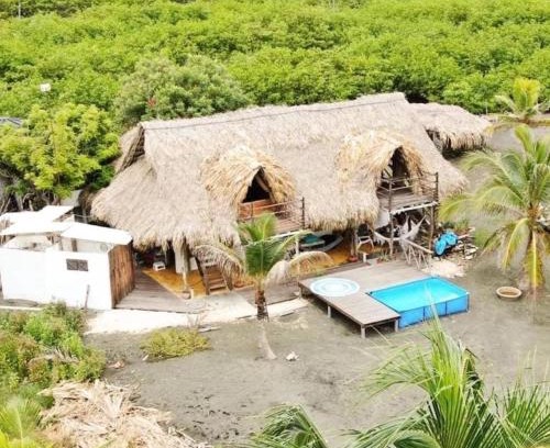 San Bernardo del Viento Casa | Coco y arena cabaña frente al mar, lejos del turismo y cerca a los manglares