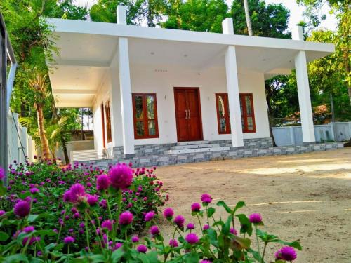 Kuzhuppilly Casa | Coconut Garden