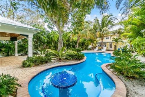 Anna Maria Casa | Coconut Lagoon - Lovely Historic Renovated Cottage wHuge Heated Pool Backyard OasisCabanaBar