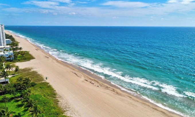 Lauderdale-by-the-Sea Casa | Coconut Oasis Across from the Beach - Luxury 3-bedroom Chef's Kitchen & Privacy.