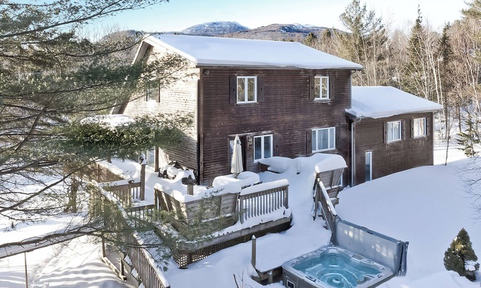 Magog Chalet De Esquí | Cocooning and spa Mount Orford ski cottage. Pet-Friendly!