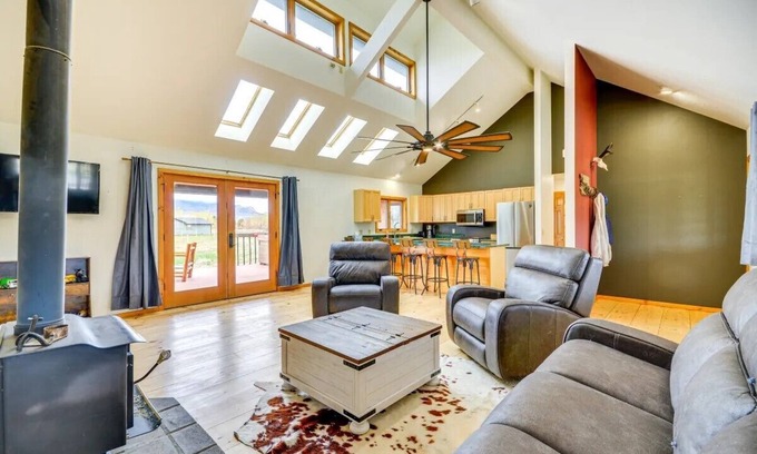 Cody Casa | Cody retreat with a view and hot tub