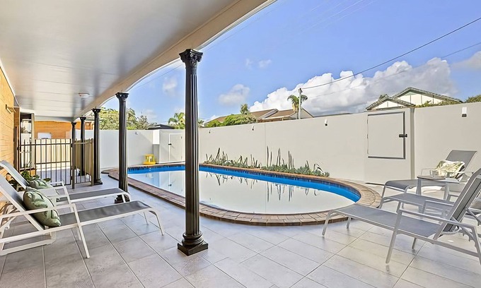 Coffs Harbour Apartamento | Coffs Mediterranean Villa 2 is a one bedroom apartment in a gated complex of only 5 apartments.
