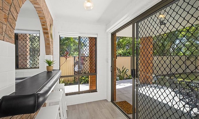 Coffs Harbour Apartamento | Coffs Mediterranean Villa 3 is a spacious one bedroom apartment in a gated complex 4