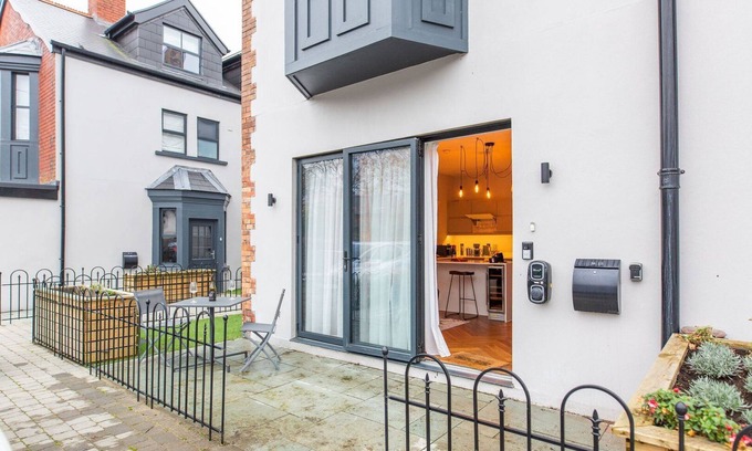 Pontcanna Apartamento | Cohost Partners Charming 2BR in Cardiff with Parking