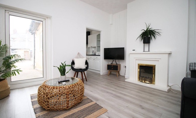 Newport Casa | Cohost Partners Charming 4BR Home Garden Oasis Parking