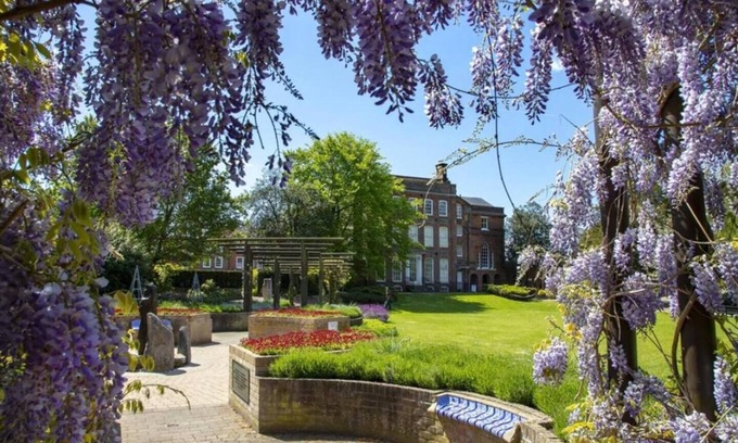 Colchester Casa | Colchester Retreat: 4BR 2BATH Ample Street Parking