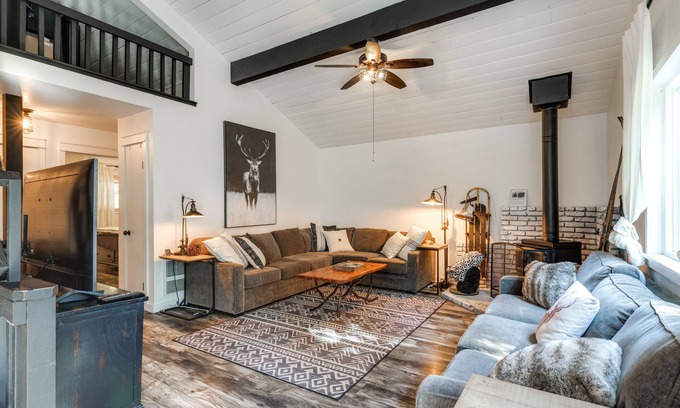 Cold Springs Cabina | Cold Springs Escape: A/C, Hot Tub, Generator, WiFi