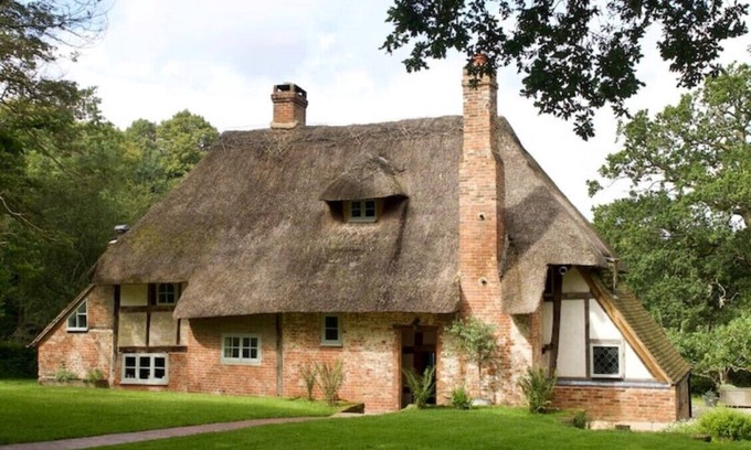 Crawley Down Casa | Coldharbour Farmhouse, Secluded Thatched Cottage Surrounded By Woodland