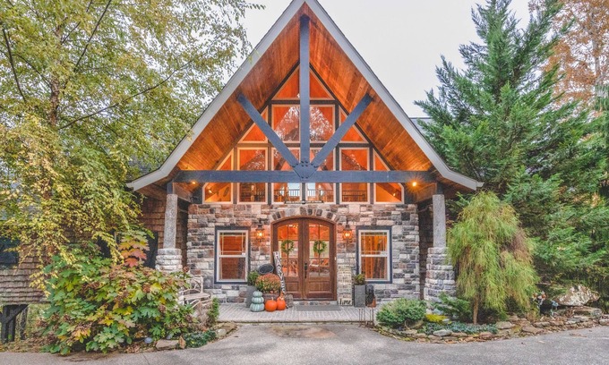 Pittsburg Cabina | Colibri Cabin on a peaceful lake, with a hot tub!