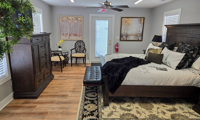Downtown Branson Cabaña | College St. Cottage