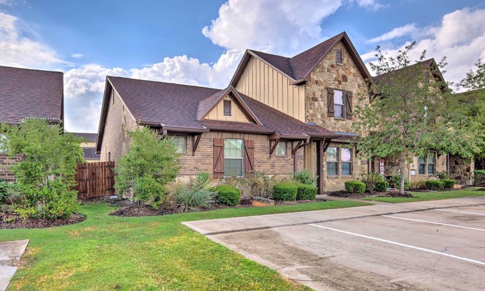 Wellborn Casa | College Station Townhome w/ Fenced Backyard!