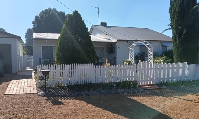 Collie Cabaña | Collie Getaway- Camellia Cottage