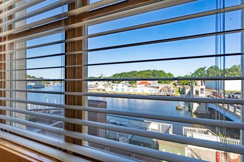 South Haven Casa | Colonial 1 - studio apartment overlooking the Black River