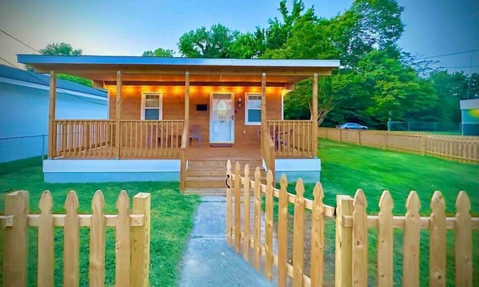Issue Casa | Colonial Beach Cottage, 7 minutes walk to beach!
