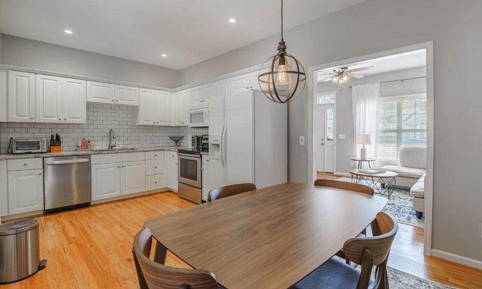 Earlewood Casa | Colonial Life, Downtown, Dogs, 1G Wi-fi, Health Professionals