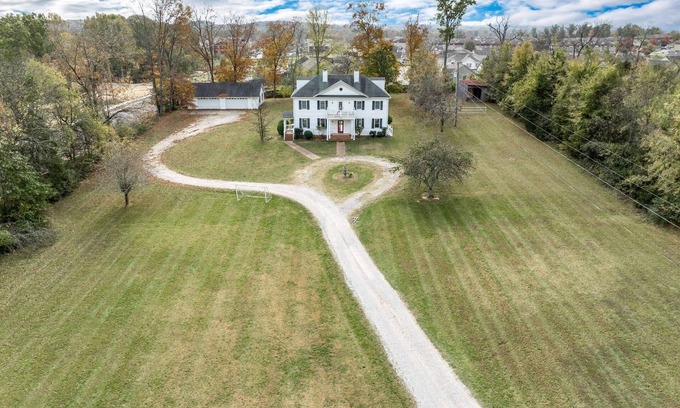Spring Hill Casa | Colonial Manor ~ Family Estate ~ Over 5 Private Acres ~ Easy 30 min drive to Nashville or Franklin