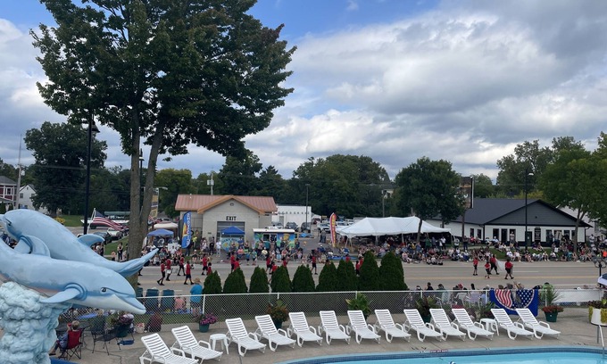 Wisconsin Dells Hotel | Colonial Motel