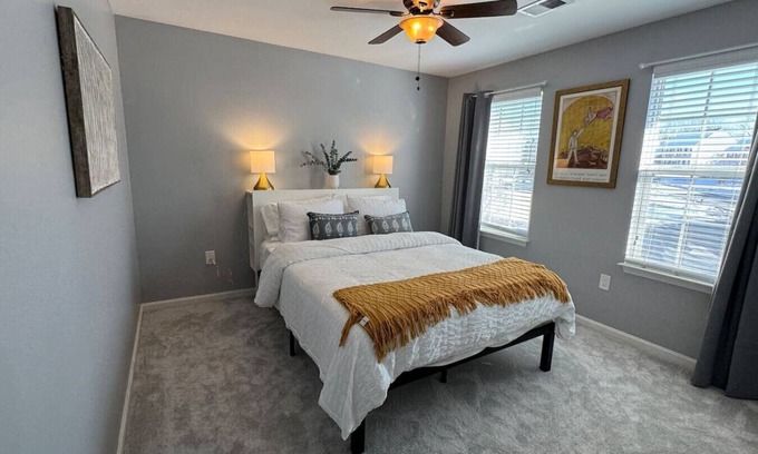 Manassas Apartamento | Colonial Playland - 5BD, Private Yard, Game Room