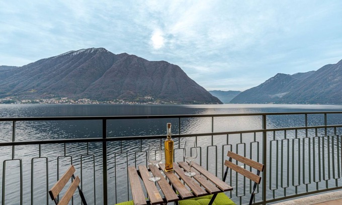 Colonno Apartamento | Colonno Apartment W/Breathtaking View!