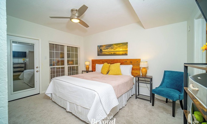 Highland Lake Estates Condominio | Color Pop by the Pool